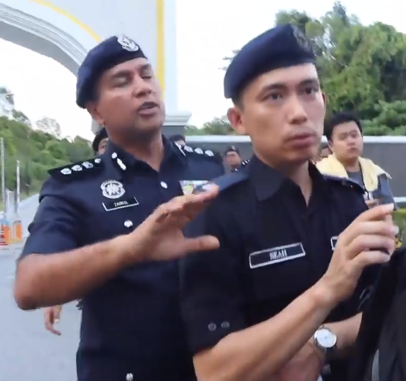 M'sian Youtuber Arrested For Distributing RM10,000 To Crowd Waiting Outside Istana Negara - WORLD OF BUZZ 1