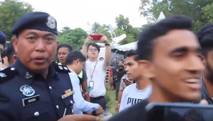 M'sian Youtuber Arrested For Distributing RM10,000 To Crowd Waiting Outside Istana Negara - WORLD OF BUZZ 3