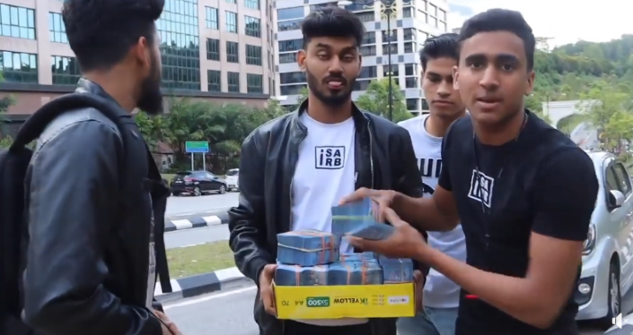 M'sian Youtuber Arrested For Distributing RM10,000 To Crowd Waiting Outside Istana Negara - WORLD OF BUZZ