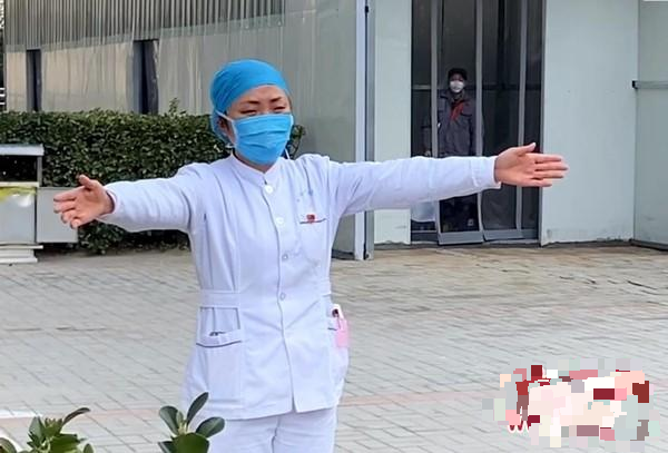 “Mum, I miss you a lot!” 9yo Daughter Tearfully Air Hugs Mum In Hospital Treat Wuhan Patients - WORLD OF BUZZ 1