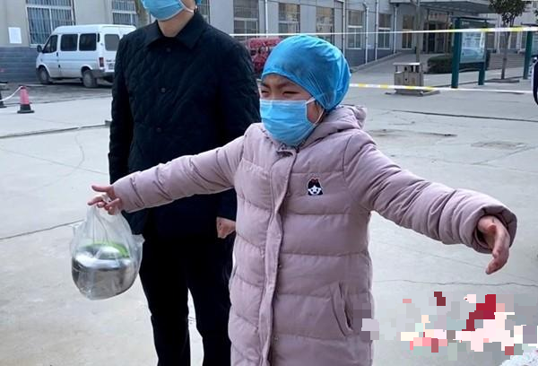 “Mum, I miss you a lot!” 9yo Daughter Tearfully Air Hugs Mum In Hospital Treat Wuhan Patients - WORLD OF BUZZ