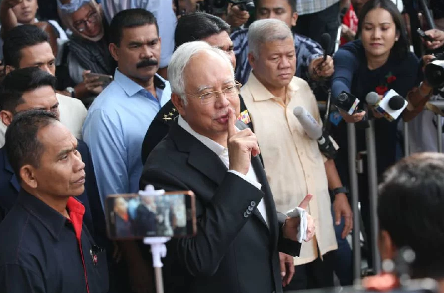 Najib Demands That Parliament Be Dissolved Immediately & We Wonder Why... - WORLD OF BUZZ 1