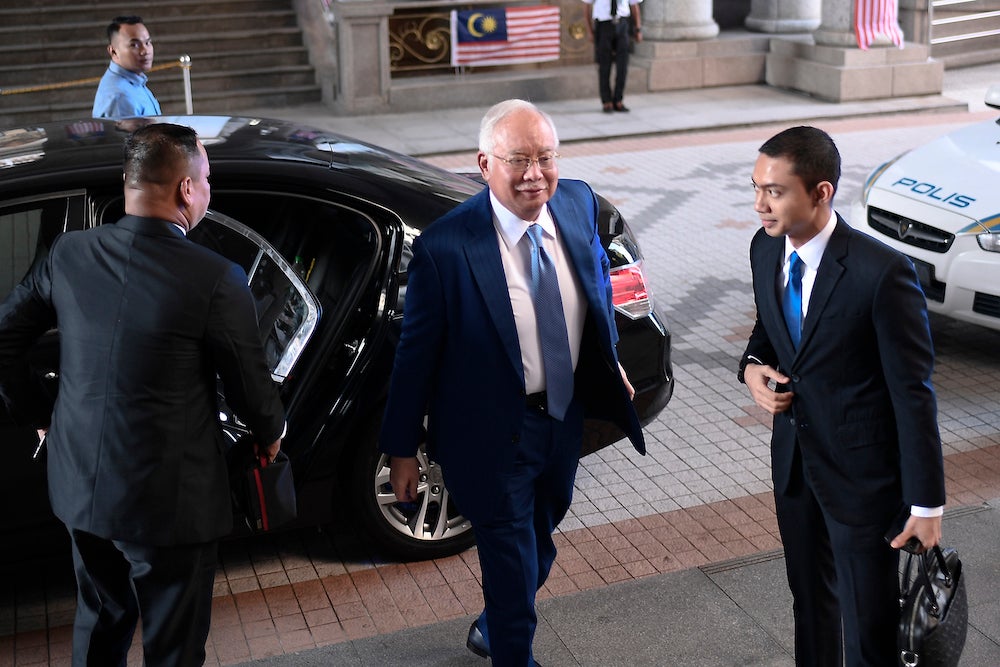 Najib Summoned To Royal Palace To Meet Agong After Meeting At Umno Hq, Src Trial Postponed - World Of Buzz 2