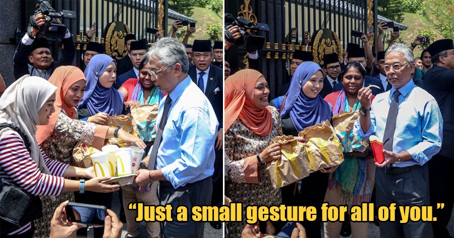 Our Kind Agong Treats Members of Media to McDonald's, Stays To Have a Little Chat With Them - WORLD OF BUZZ 1