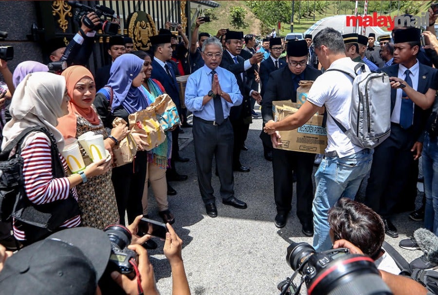 Our Kind Agong Treats Members Of Media To Mcdonald's, Stays To Have A Little Chat With Them - World Of Buzz 2