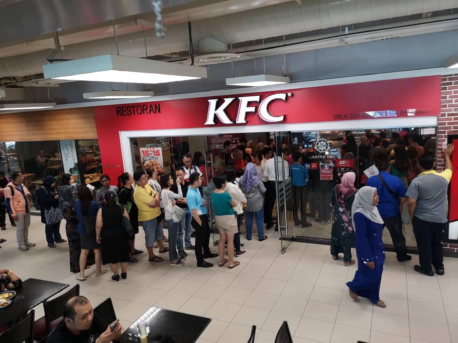 People Are Willing To Queuing For Hours To Get Kfc's One Day Only Rm20 For 2 Snack Plate Deal! - World Of Buzz 1