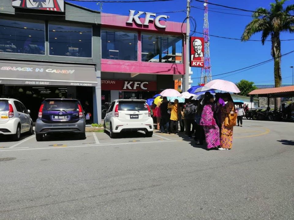 People Are Willing To Queuing For Hours To Get Kfc's One Day Only Rm20 For 2 Snack Plate Deal! - World Of Buzz 4