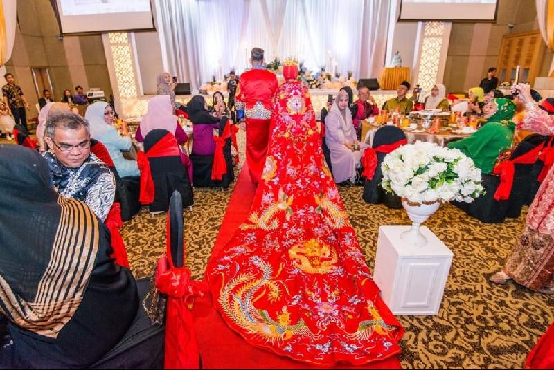 Sabah Malay Couple Dress In Chinese Robes For Wedding, Wins The Hearts Of Malaysians Everywhere - World Of Buzz 1