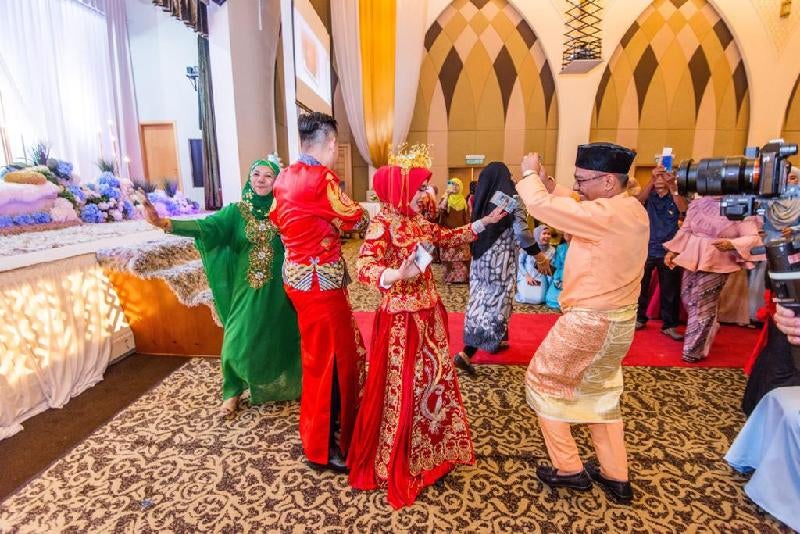 Sabah Malay Couple Dress In Chinese Robes For Wedding, Wins The Hearts Of Malaysians Everywhere - World Of Buzz 2