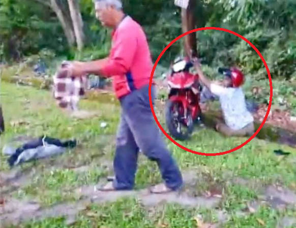 Selayang Snatch Thief Gets Instant Karma, Loses His Leg After Snatching Woman's Handbag - WORLD OF BUZZ 1