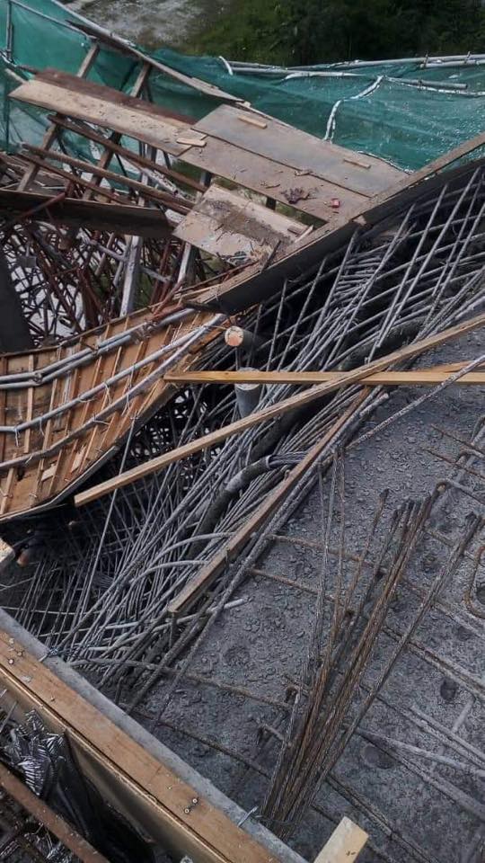 Supporting Scaffolding At Mont Kiara Building Suddenly Collapses During Construction - WORLD OF BUZZ 2