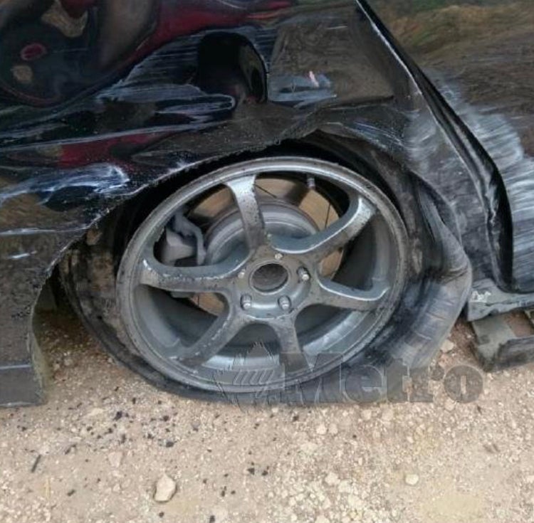 Thief Attempt To Steal Three Cows By Stuffing Them Into MPV Failed After Tire Bursts - WORLD OF BUZZ 2