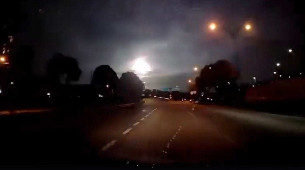 Video: Mysterious Fireball Seen Flying Through Johor Bahru Night Sky - World Of Buzz 2