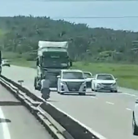 Video: Rider Rides Motorbike Against The Traffic On A Highway, Narrowly Escapes Big Lorry - WORLD OF BUZZ 1