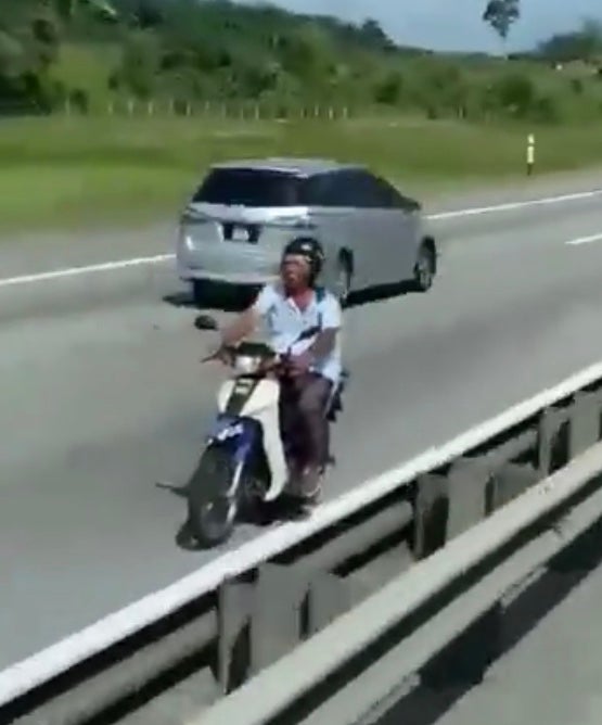 Video: Rider Rides Motorbike Against The Traffic On A Highway, Narrowly Escapes Big Lorry - WORLD OF BUZZ 2