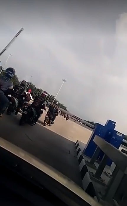 Video: Security Guard Shouts & Smacks Convoy of M'sian Motorcyclists Using Toll Lane Illegally - WORLD OF BUZZ