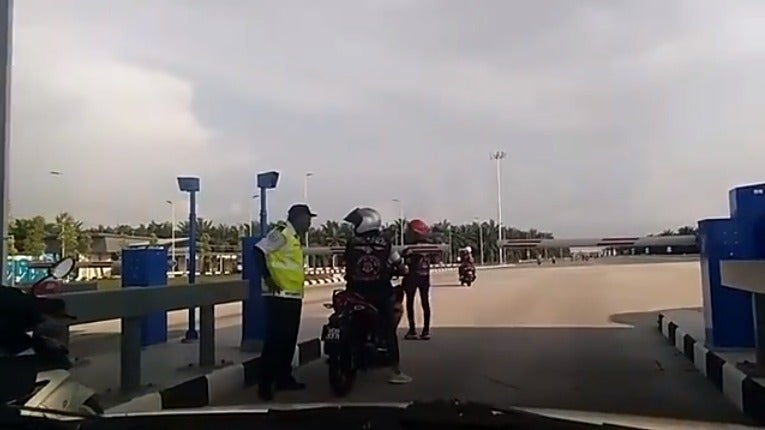 Video: Security Guard Shouts & Smacks M'sian Motorcyclists Using Toll Lane Illegally - WORLD OF BUZZ 1