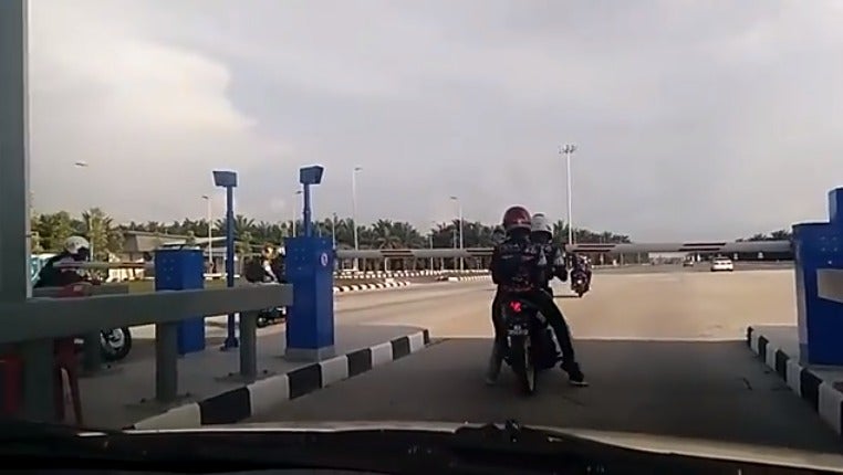 Video: Security Guard Shouts & Smacks M'sian Motorcyclists Using Toll Lane Illegally - WORLD OF BUZZ 2