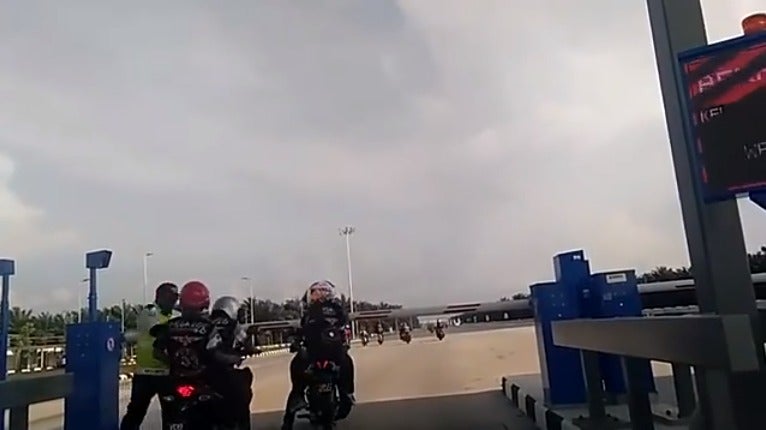 Video: Security Guard Shouts & Smacks M'sian Motorcyclists Using Toll Lane Illegally - WORLD OF BUZZ