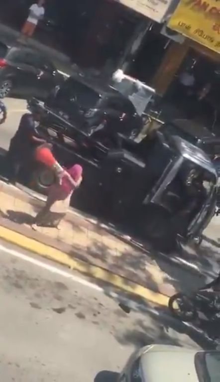 Watch: M'sian Woman Loses Her Sh*t, Screams & Spits At Men Trying To Tow Her Car In Sg Buloh - WORLD OF BUZZ 1