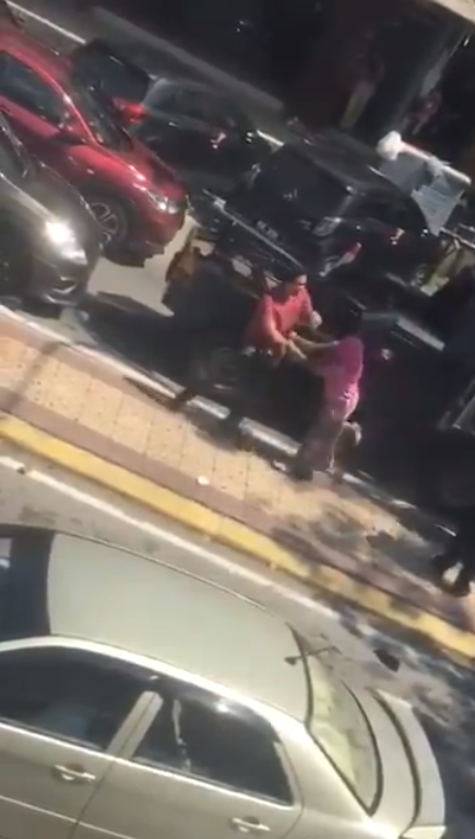 Watch: M'sian Woman Loses Her Sh*t, Screams & Spits At Men Trying To Tow Her Car In Sg Buloh - WORLD OF BUZZ 3