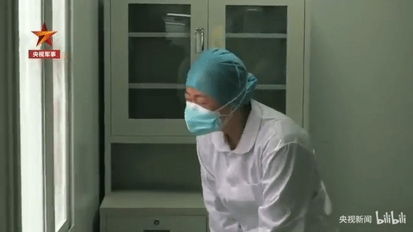 Watch: Wuhan Nurse Breaks Down After Learning Her Mother Had Died, But Gets Back To Work Immediately After - World Of Buzz 1