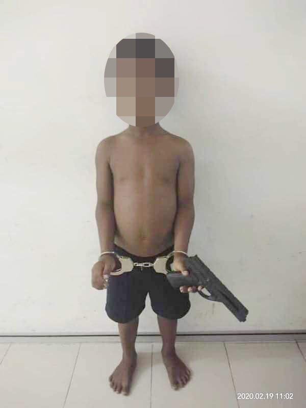 Young Boy In Sabah Uses Toy Gun To Scare People Into Giving Him Money, Gets Arrested By Police - WORLD OF BUZZ 1