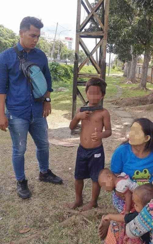 Young Boy In Sabah Uses Toy Gun To Scare People Into Giving Him Money, Gets Arrested By Police - WORLD OF BUZZ 2