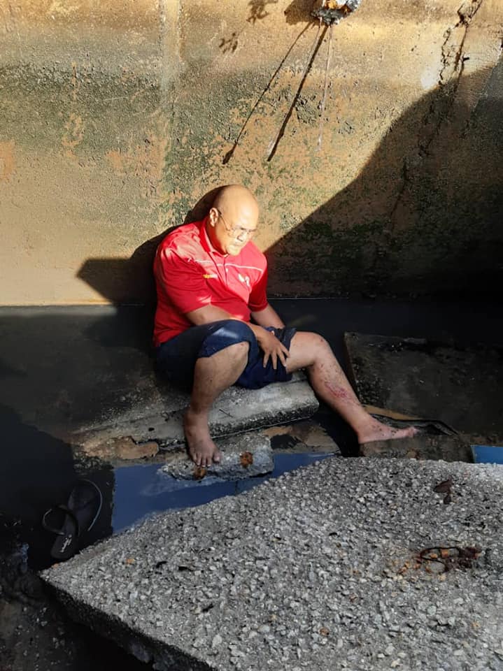 40yo Heroic M'sian Man Severely Injures Leg In Attempt To Save Puppy From 3-Metre Deep Drain - WORLD OF BUZZ 1