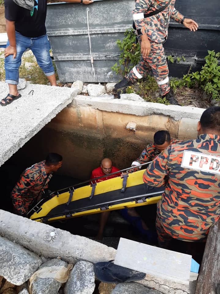 40yo Heroic M'sian Man Severely Injures Leg In Attempt To Save Puppy From 3-Metre Deep Drain - WORLD OF BUZZ 2