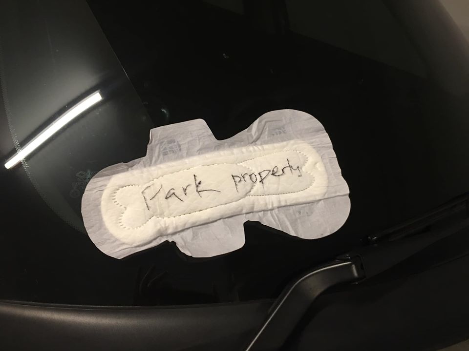 Angry Kl Driver Leaves Note On Sanitary Pad &Amp; Hilariously Clips It To Windshield Of Illegally Parked Car - World Of Buzz 1