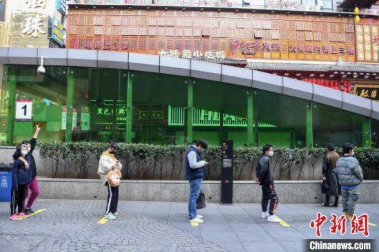 Bubble Tea Shop In China Reopens, Customers Have to Queue 1.5m Apart & Get Temperature Checked - WORLD OF BUZZ 2