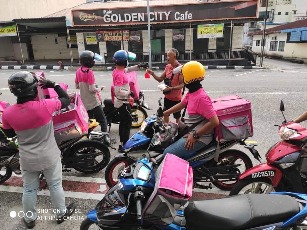 Charitable Food Panda Deliverymen Distribute Free Packed Meals To Ipoh's Homeless During Mco - World Of Buzz 1