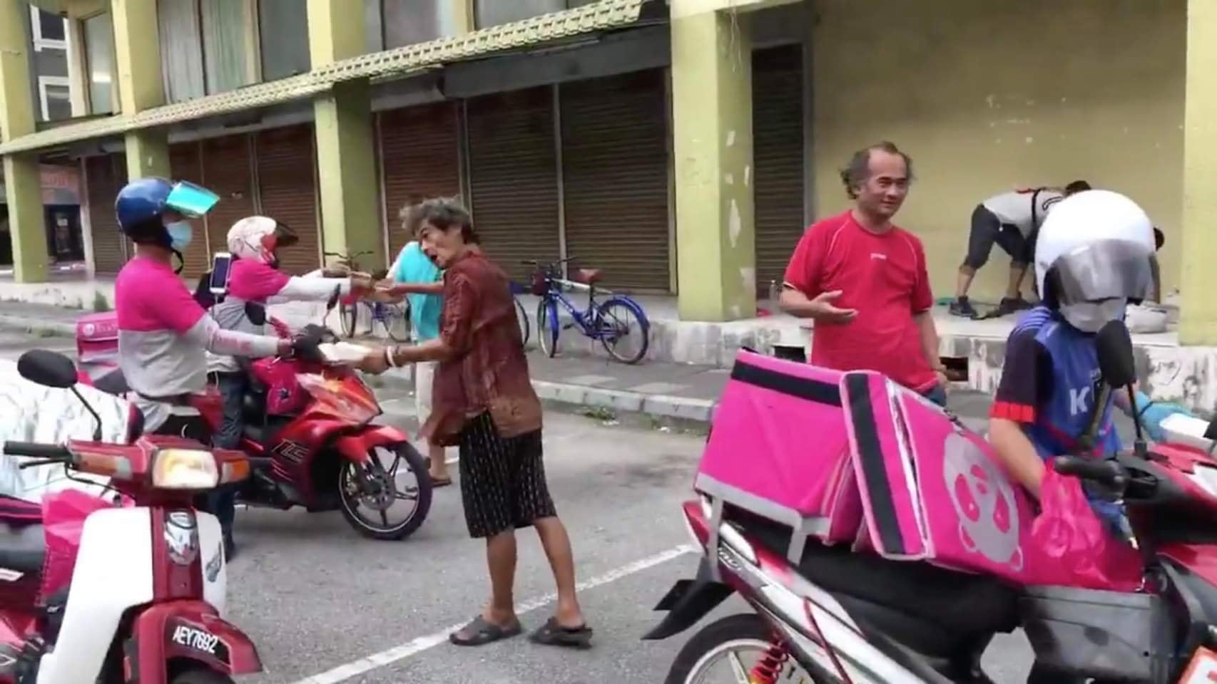Charitable Food Panda Deliverymen Distribute Free Packed Meals To Ipoh's Homeless During Mco - World Of Buzz 4