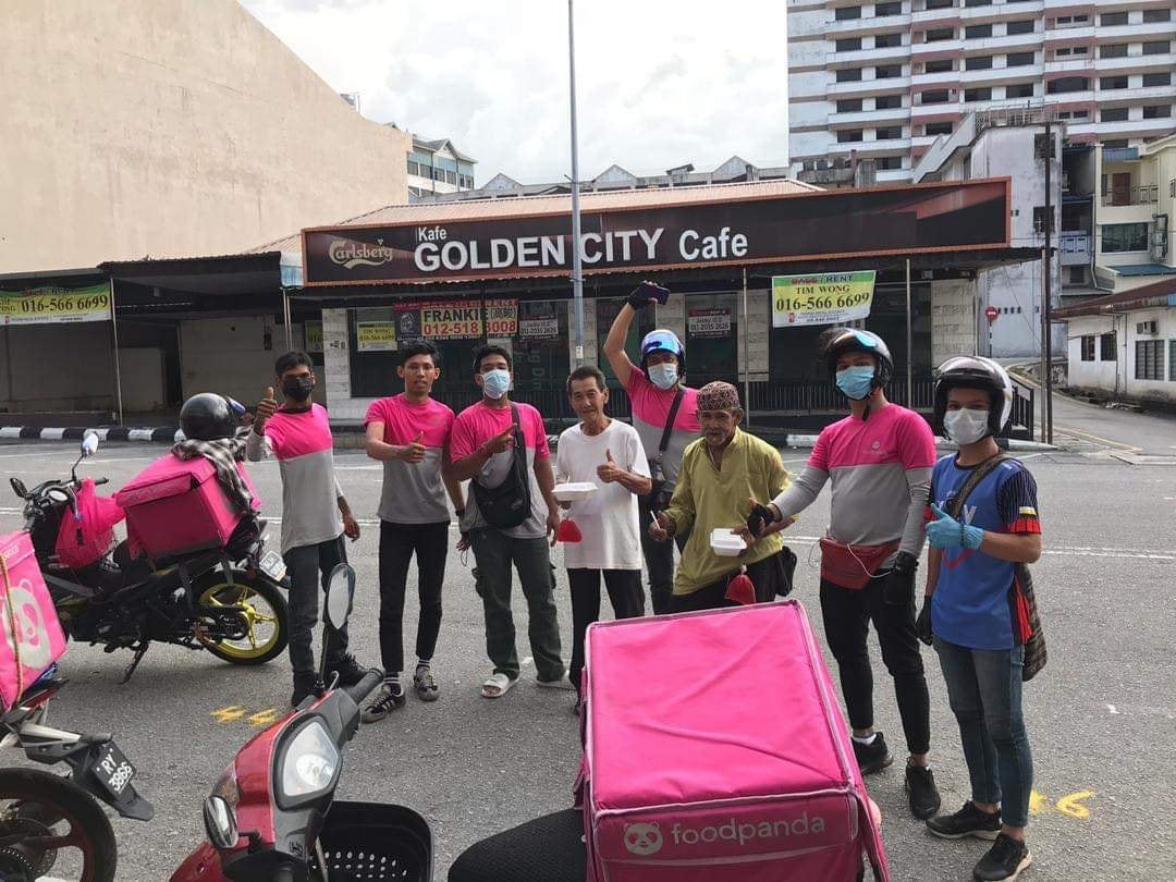 Charitable Food Panda Deliverymen Distribute Free Packed Meals To Ipoh's Homeless During Mco - World Of Buzz 5