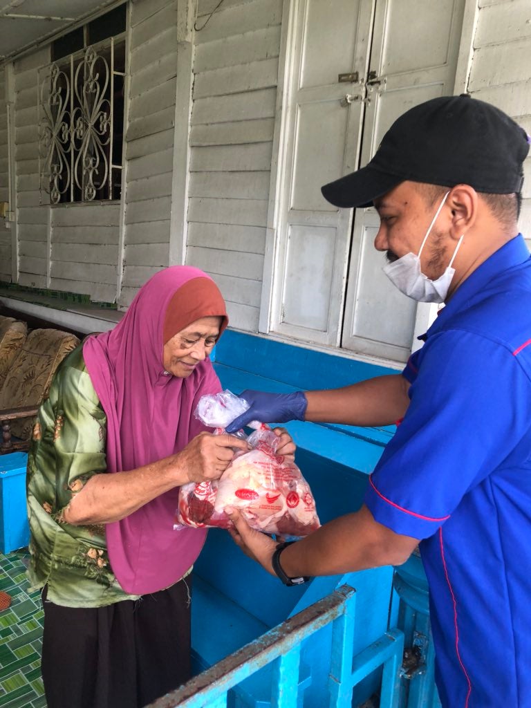 Compassionate M'sian Company Gives Out 1000 Chickens Worth RM15k To Staff & Villagers - WORLD OF BUZZ