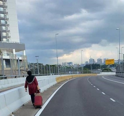 Dedicated M'sian Mum &Amp; Wife Walks Over 4 Hours Across Causeway To Take Care Of Sick Husband - World Of Buzz 1