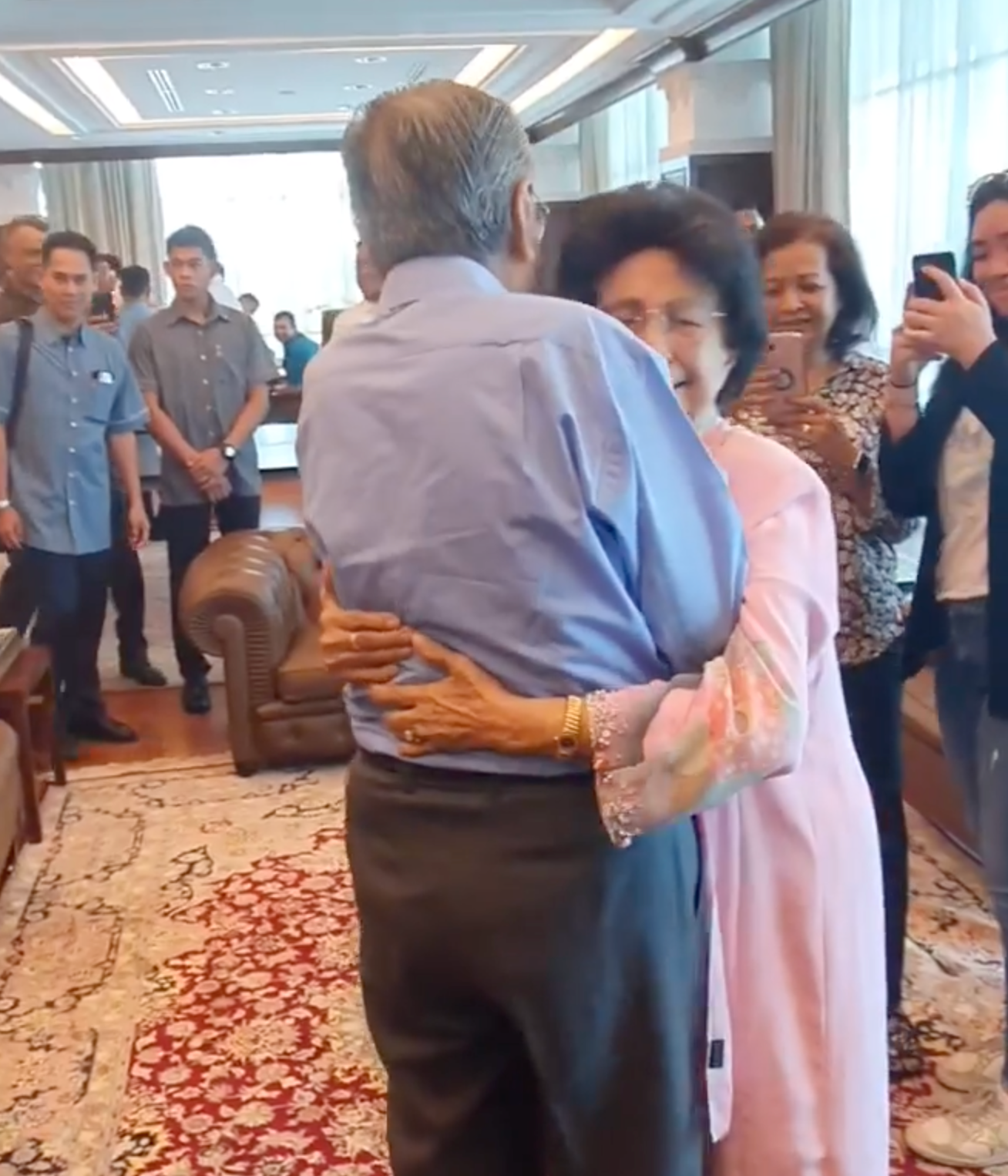 Dr Mahathir Felt Shy When Dr Siti Hasmah Hugged Him - WORLD OF BUZZ 3