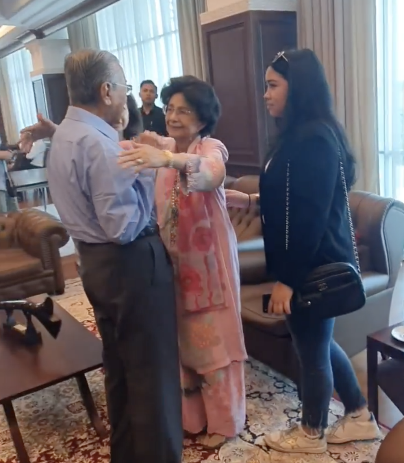 Dr Mahathir Felt Shy When Dr Siti Hasmah Hugged Him - WORLD OF BUZZ