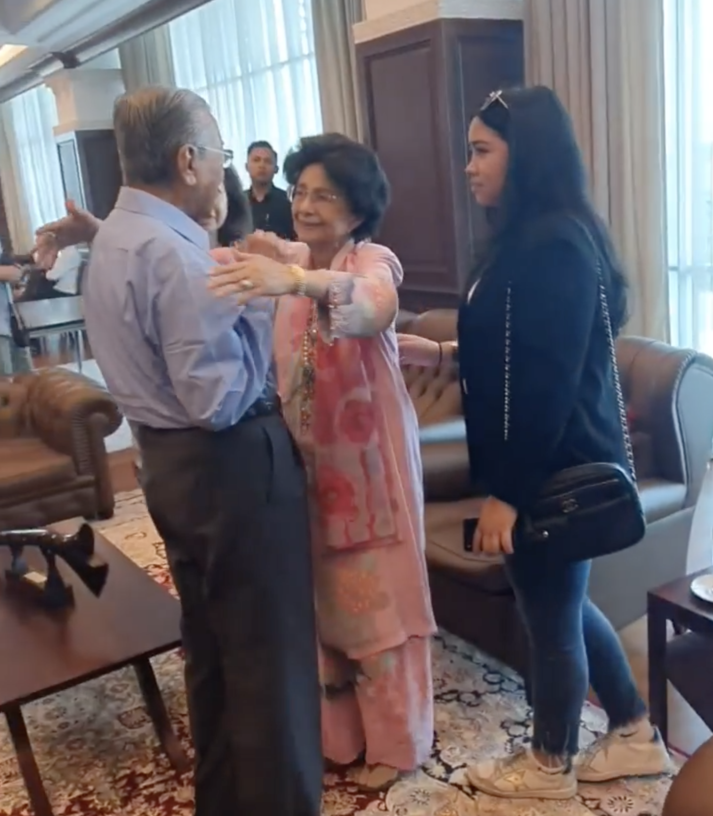 Dr Mahathir Felt Shy When Dr Siti Hasmah Hugged Him - World Of Buzz