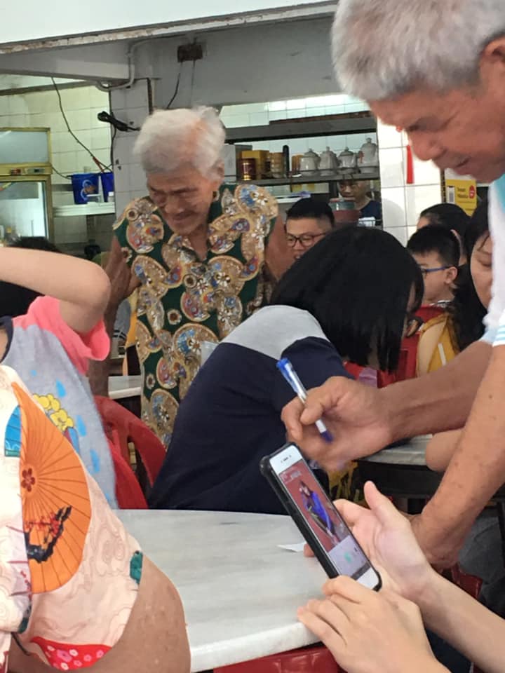 Frail & Elderly Ipoh Grandma Forced To Beg Money From People To Give Her Able-Bodied Son - WORLD OF BUZZ 2