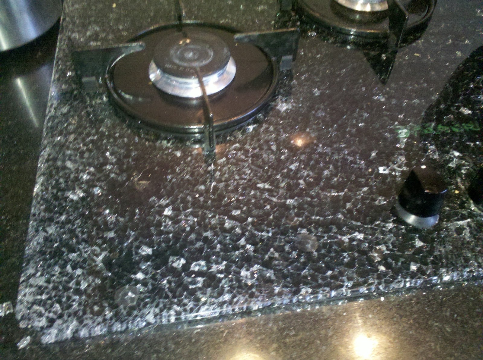 Glass-Top Stove Suddenly Shatters When Not In Use, Shards Fly 5 Metres Into Living Room - WORLD OF BUZZ 1