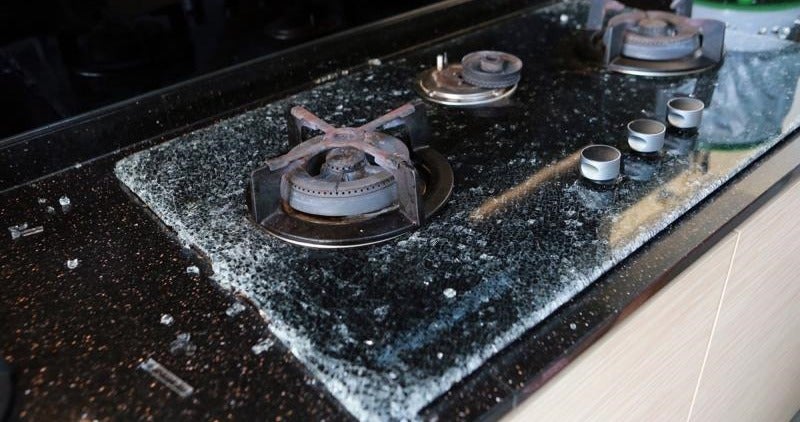 Glass-Top Stove Suddenly Shatters When Not In Use, Shards Fly 5 Metres Into Living Room - World Of Buzz 3