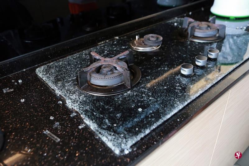 Glass-Top Stove Suddenly Shatters When Not In Use, Shards Fly 5 Metres Into Living Room - WORLD OF BUZZ