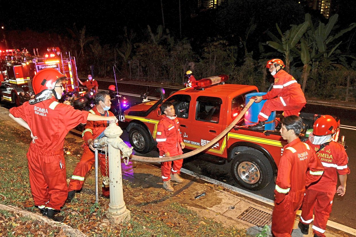 Hardworking M'sian Firemen Voluntarily Stay Out Till 1AM To Disinfect Penang's Streets - WORLD OF BUZZ