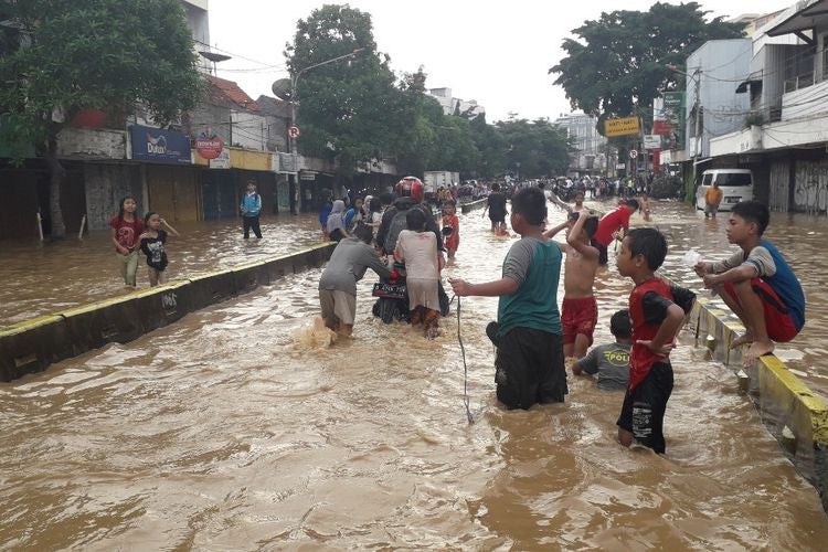 Jakarta Official: "Just Enjoy The Floodwaters, 2/3 Of The Human Body is Water Anyway" - WORLD OF BUZZ 1