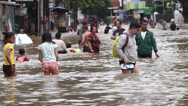 Jakarta Official: "Just Enjoy The Floodwaters, 2/3 Of The Human Body is Water Anyway" - WORLD OF BUZZ