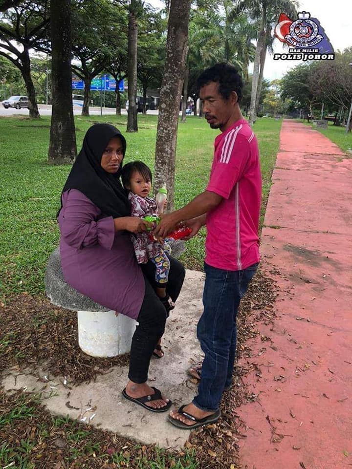 Kind Johor Policemen Help Poor Family To Buy Milk Powder For Their Baby Amid Mco Period - World Of Buzz 1