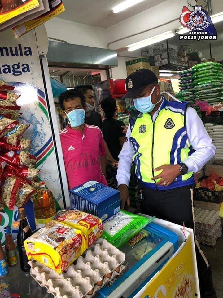 Kind Johor Policemen Help Poor Family To Buy Milk Powder For Their Baby Amid Mco Period - World Of Buzz 2