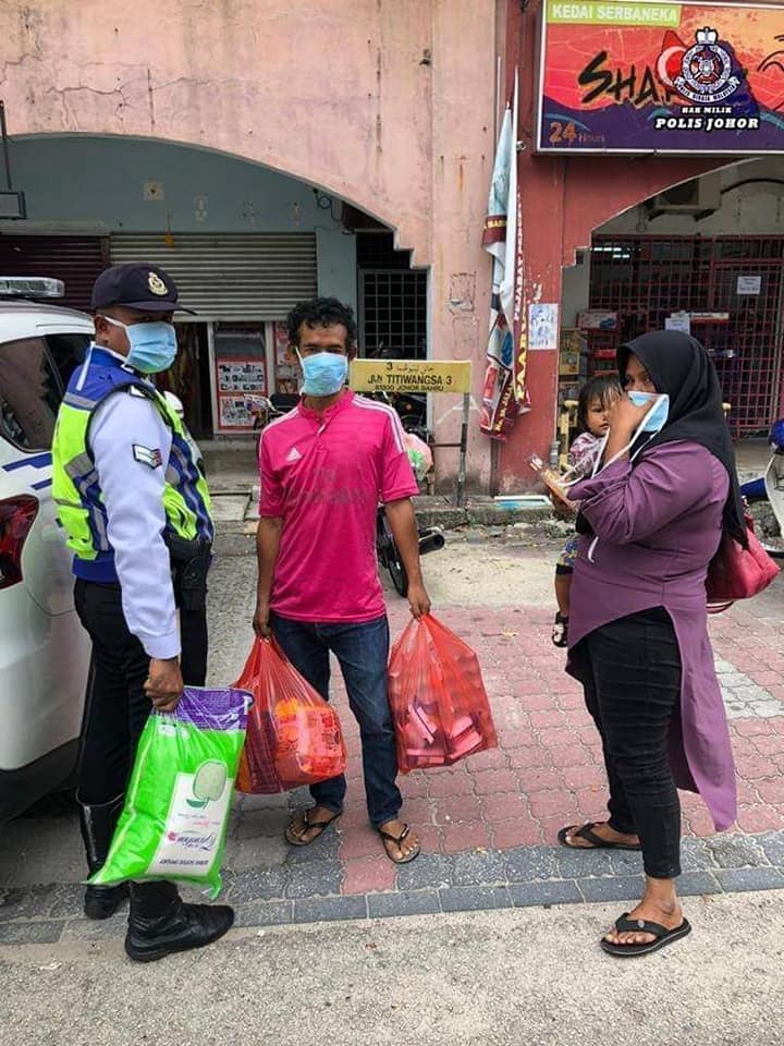 Kind Johor Policemen Help Poor Family To Buy Milk Powder For Their Baby Amid Mco Period - World Of Buzz 3